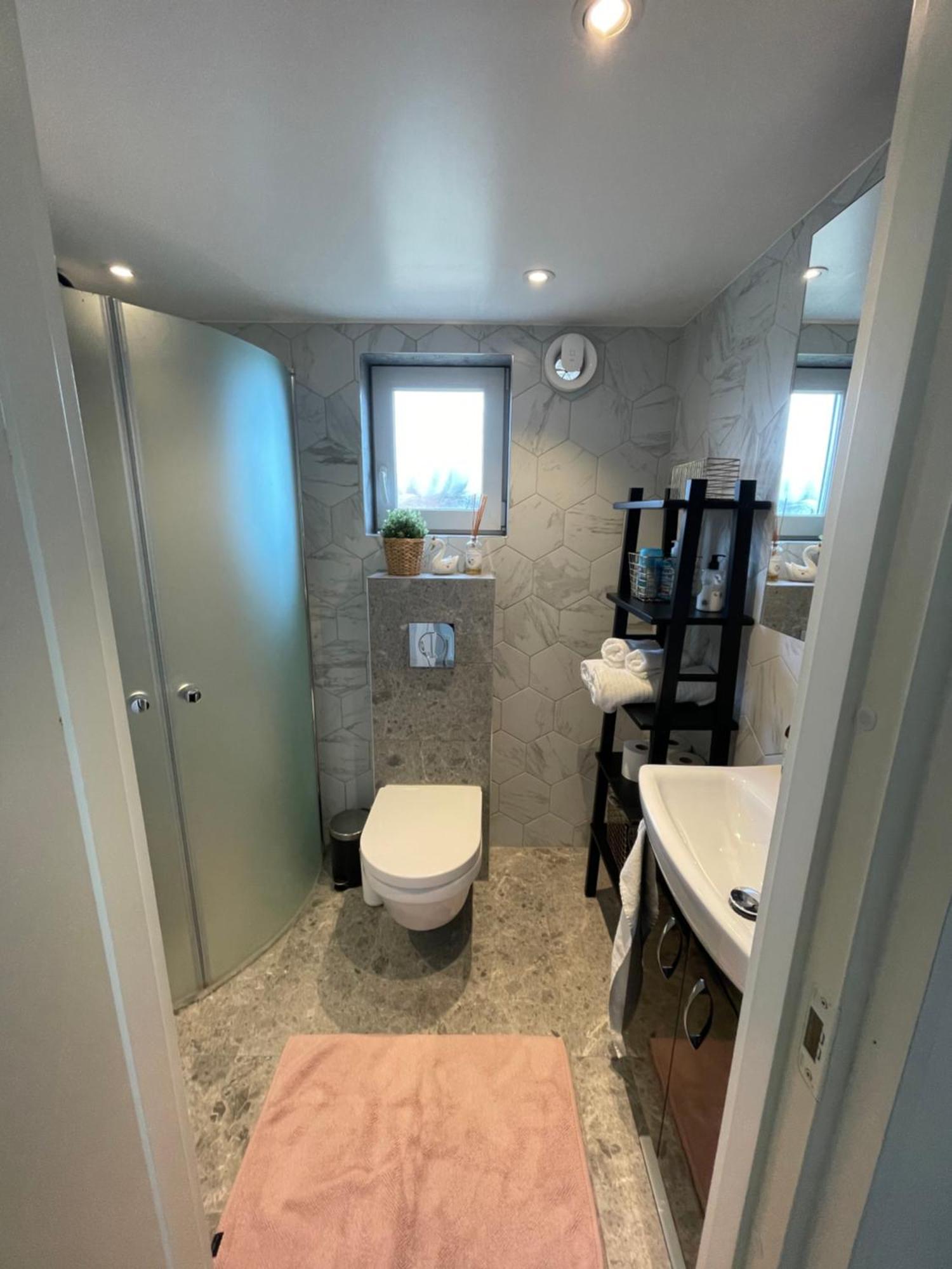 Ett Nytt Fraesch Hus Utanfoer Stockholm Naera Arlanda Villa Rosersberg Buitenkant foto