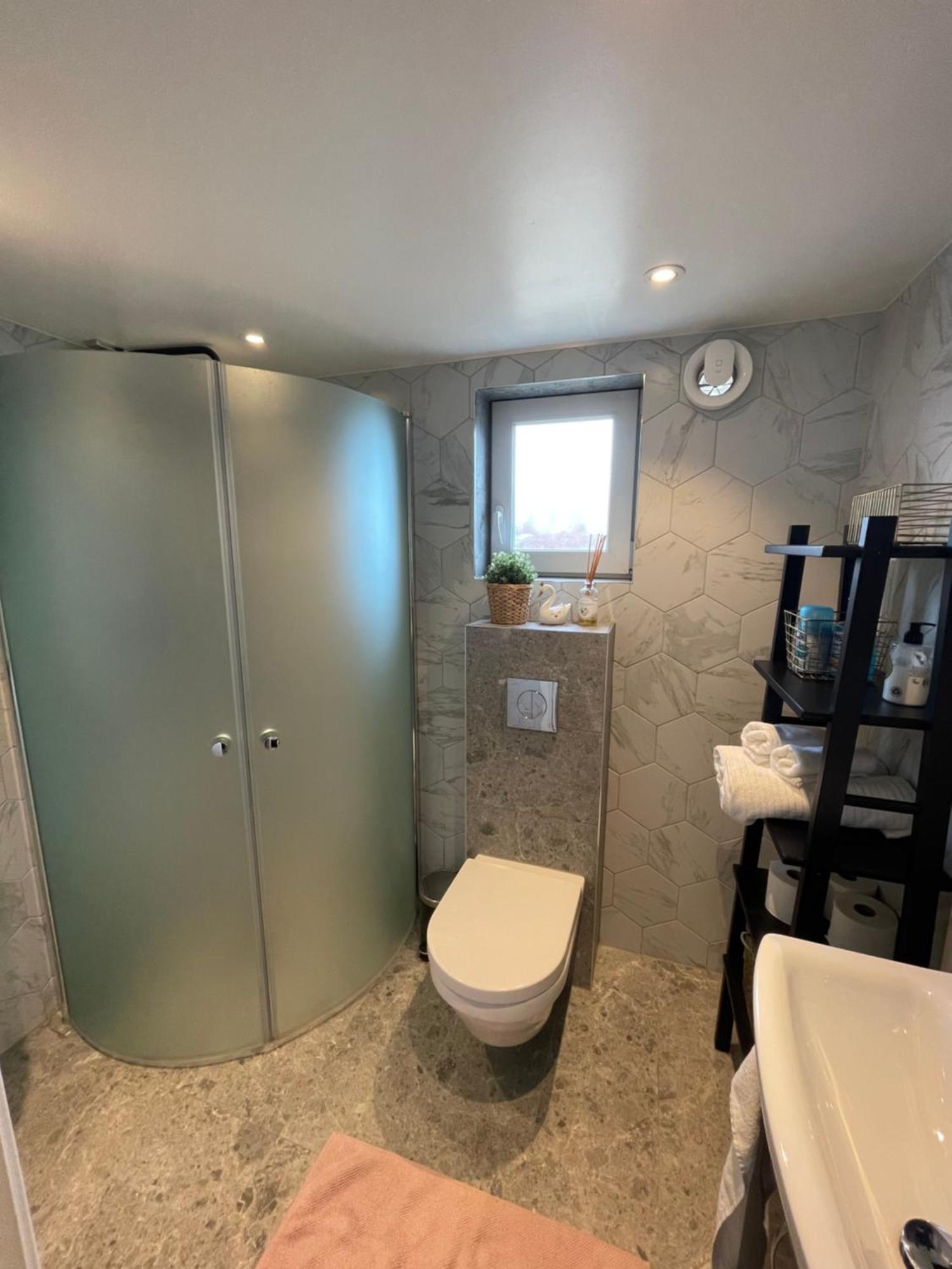 Ett Nytt Fraesch Hus Utanfoer Stockholm Naera Arlanda Villa Rosersberg Buitenkant foto